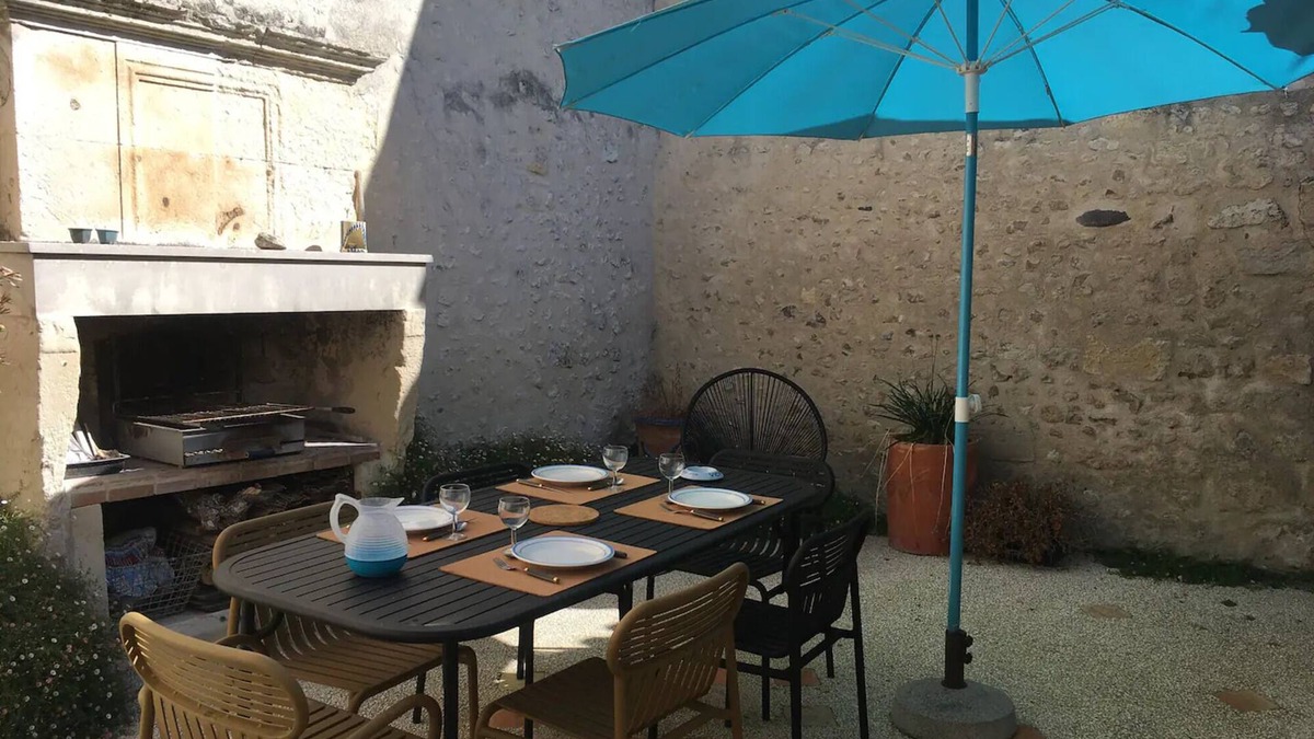 Mortagne-sur-Gironde House | Holiday Home 'Isatis' with Private Terrace and Wi-Fi