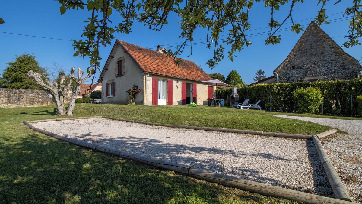 Saint-Andre-dAllas House | Holiday Home 'Gîte La Salamandre' with Private Outdoor Area
