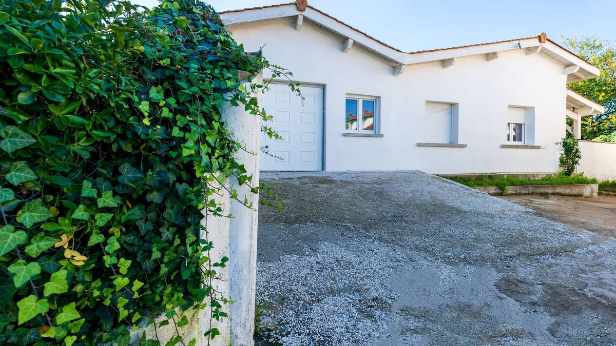 Boucau House | Holiday Home '3-Bedroom House Garden 2km Beach' with Shared Terrace, Garden and Wi-Fi