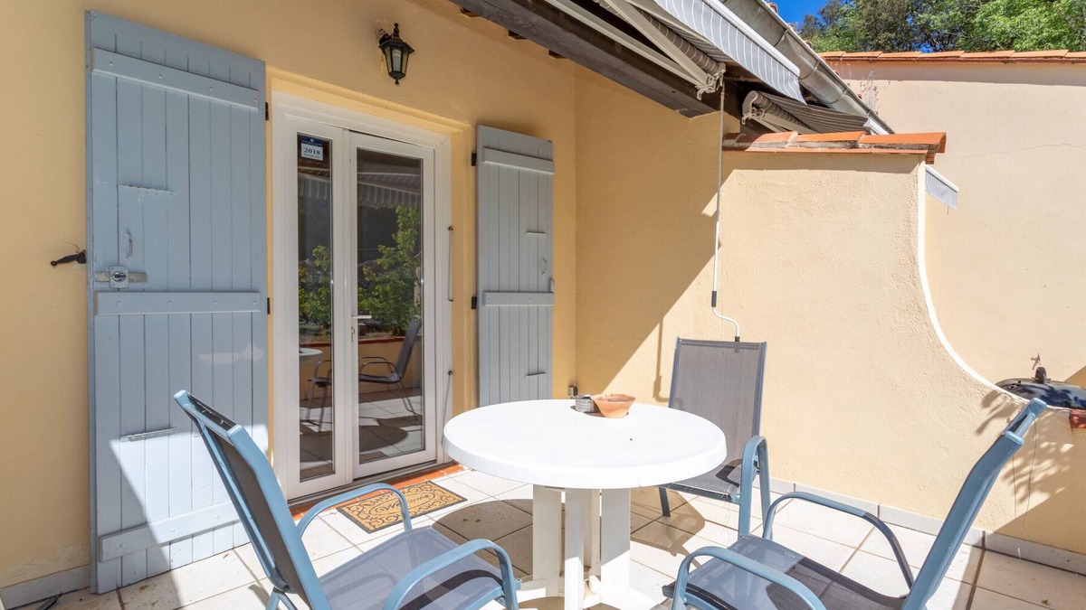 Reynes House | Holiday Home 3 with Mountain View, Shared Pool