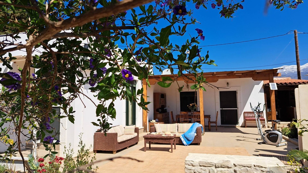 Kokinos Pirgos House | Holiday home a few steps from the beach with private secluded garden