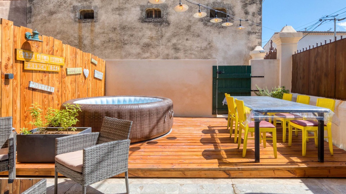 Aspiran House | Holiday Home 'A La Bonne Franck'ette' with Shared Terrace, Wi-Fi and Air Conditioning
