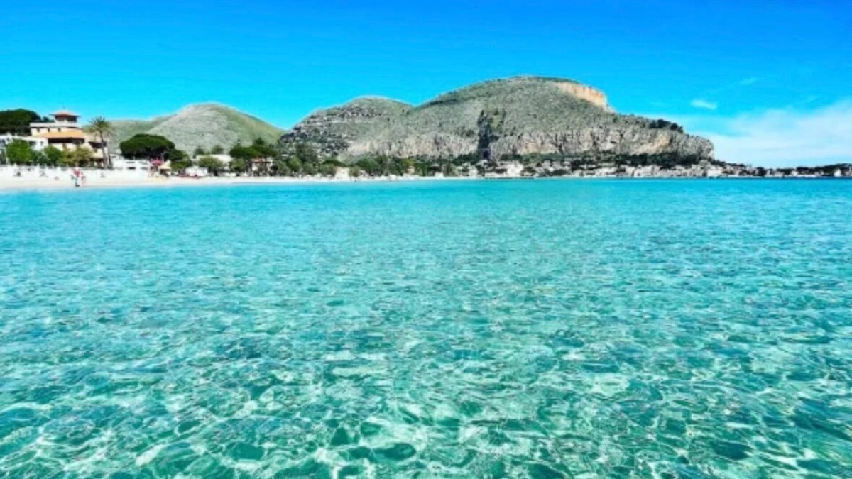 Partanna Apartment | holiday home a stone's throw from Mondello Rooms air conditioning, TV and garden
