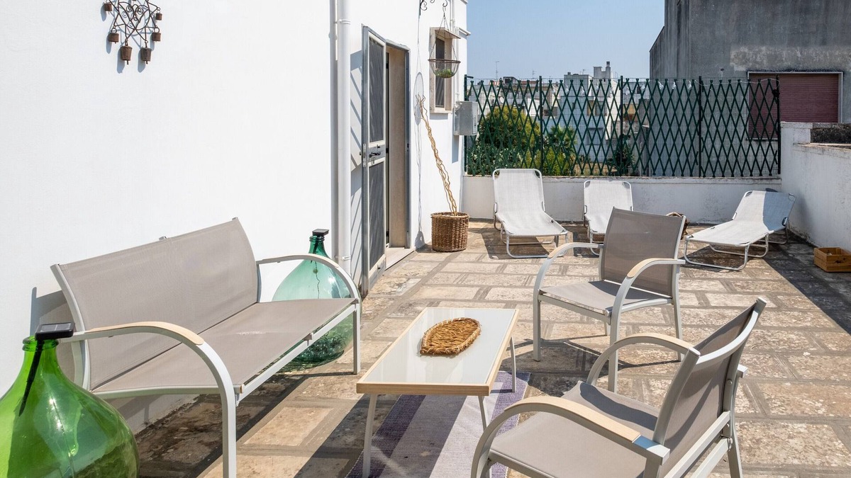 Noha House | Holiday Home 'Adelaide' with Private Terrace and Air Conditioning
