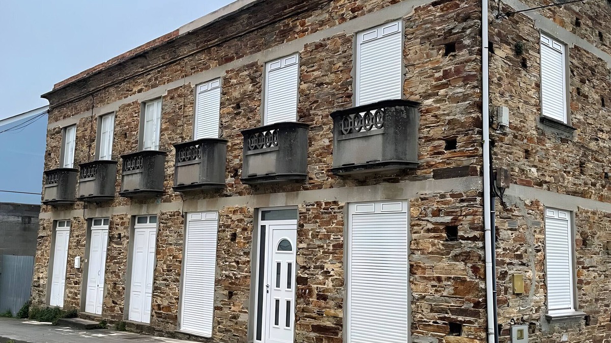 Foz House | Holiday Home 'Adelina' with Mountain View, Private Garden and Balcony