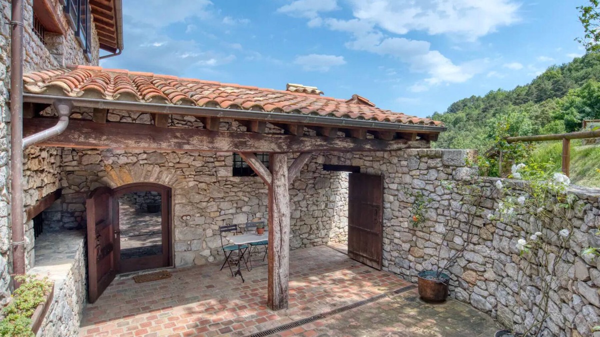 Montagut House | Holiday home Agroturismo Garrotxa pareja-familia with mountain views, garden & WiFi