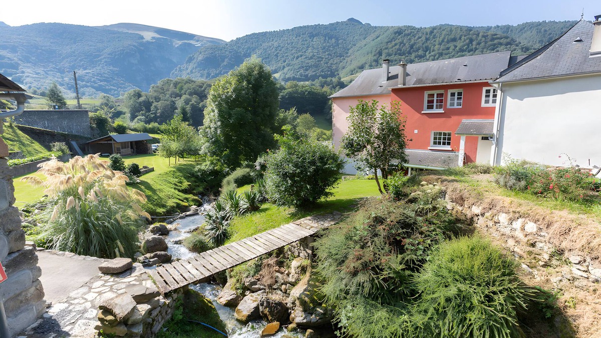 Sainte-Engrace House | Holiday Home 'Ainerak' with Mountain View, Private Pool and Wi-Fi