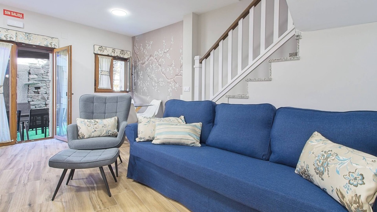 San Justo House | Holiday Home 'Alcobilla Lake' with Mountain View, Shared Garden and Balcony