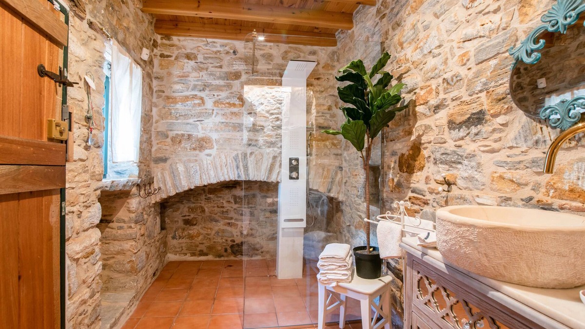 Filoti House | Holiday Home 'Almond Blossom Cottage 1' with Shared Terrace, Wi-Fi and Air Conditioning