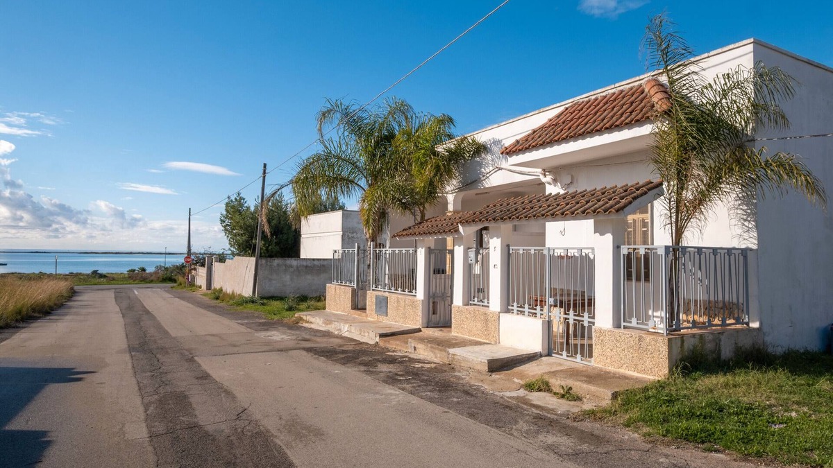 Porto Cesareo House | Holiday Home 'Aloha Sul Mare' with Private Garden and Air Conditioning