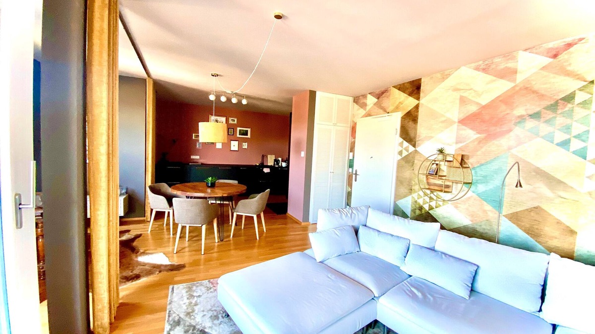 Zentrum Apartment | Holiday Home 'Am Schloßteich' with Private Terrace and Wi-Fi