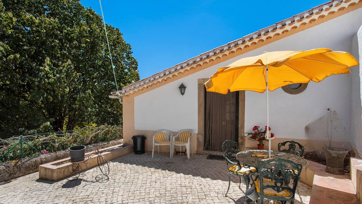 Alenquer House | Holiday Home 'Amarela' with Mountain View, Shared Pool and Wi-Fi