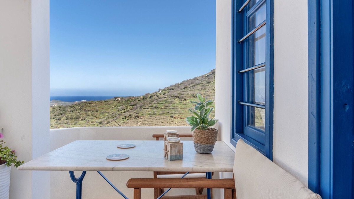 Ioulida House | Holiday Home 'Anastasia The Traditional House' with Sea View, Balcony and Wi-Fi