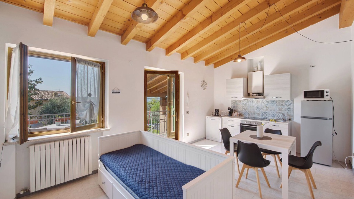 Montioni House | Holiday Home 'Appartamenti Villa Fiorito' with Lake View, Wi-Fi and Air Conditioning