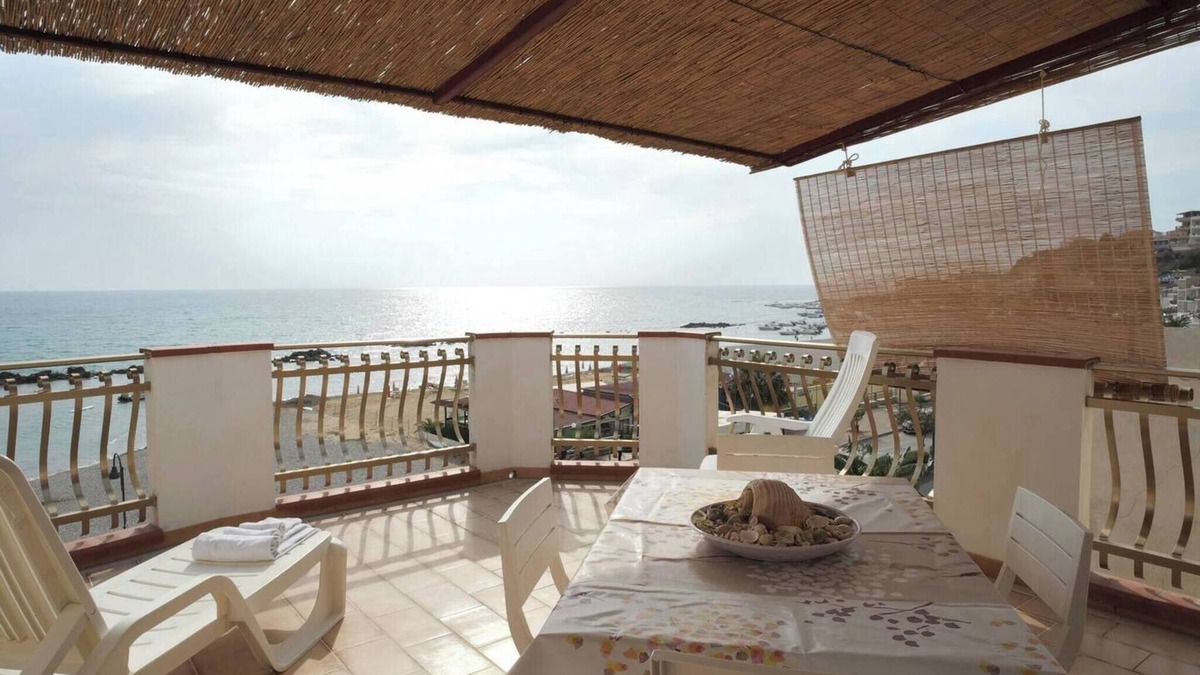 Seccagrande House | Holiday Home 'Appartamento C - Le Terrazze' with Sea View, Wi-Fi and Air Conditioning