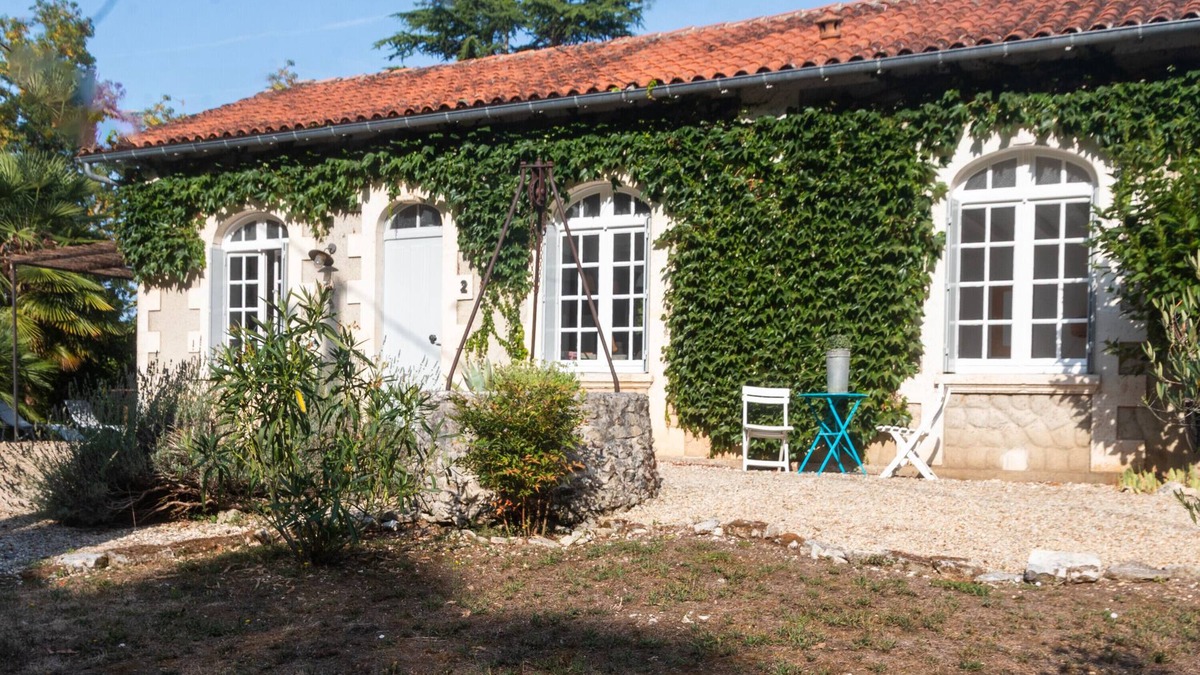 Jarnac House | Holiday Home 'Au Bord De La Charente' with Private Terrace and Private Garden