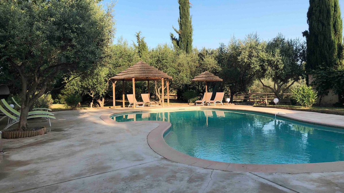 Le Val House | Holiday Home 'Au Écuries Du Mas Di Gau' with Shared Pool, Wi-Fi and Air Conditioning