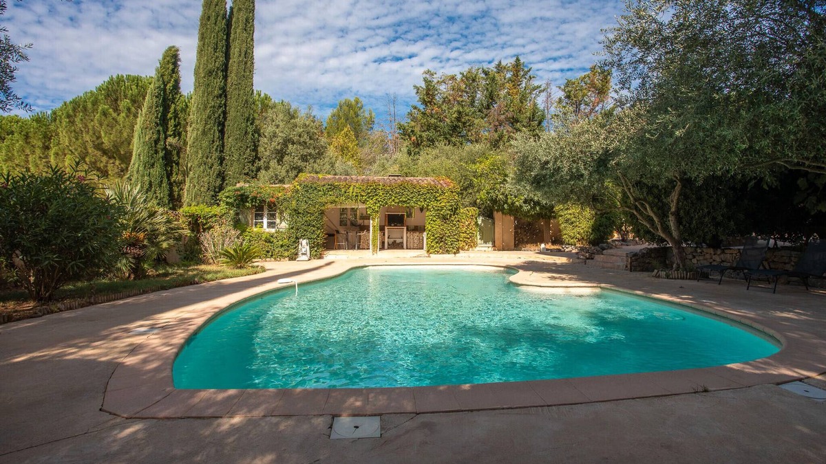 Le Val House | Holiday Home 'Au Écuries Du Mas Di Gau' with Shared Pool, Wi-Fi and Air Conditioning