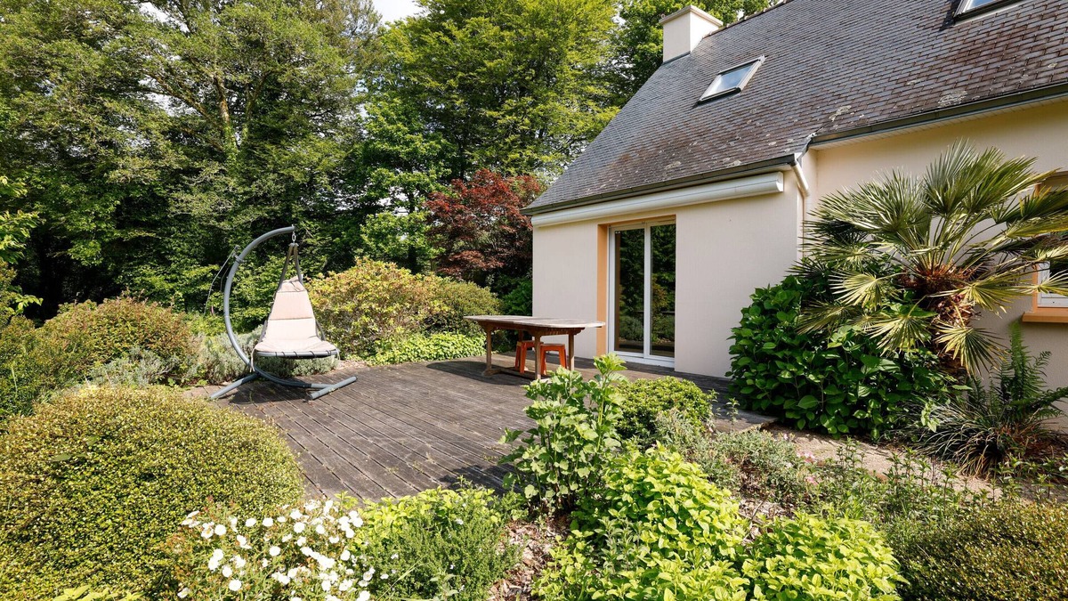 Le Faouet House | Holiday Home 'Au Milieu D'un Parc Arboré' with Private Terrace, Private Garden and Wi-Fi