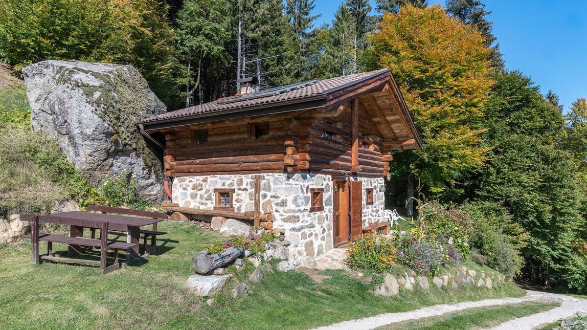 Porte di Rendena House | Holiday Home "Baita Pizabornè" with Mountain View & Garden
