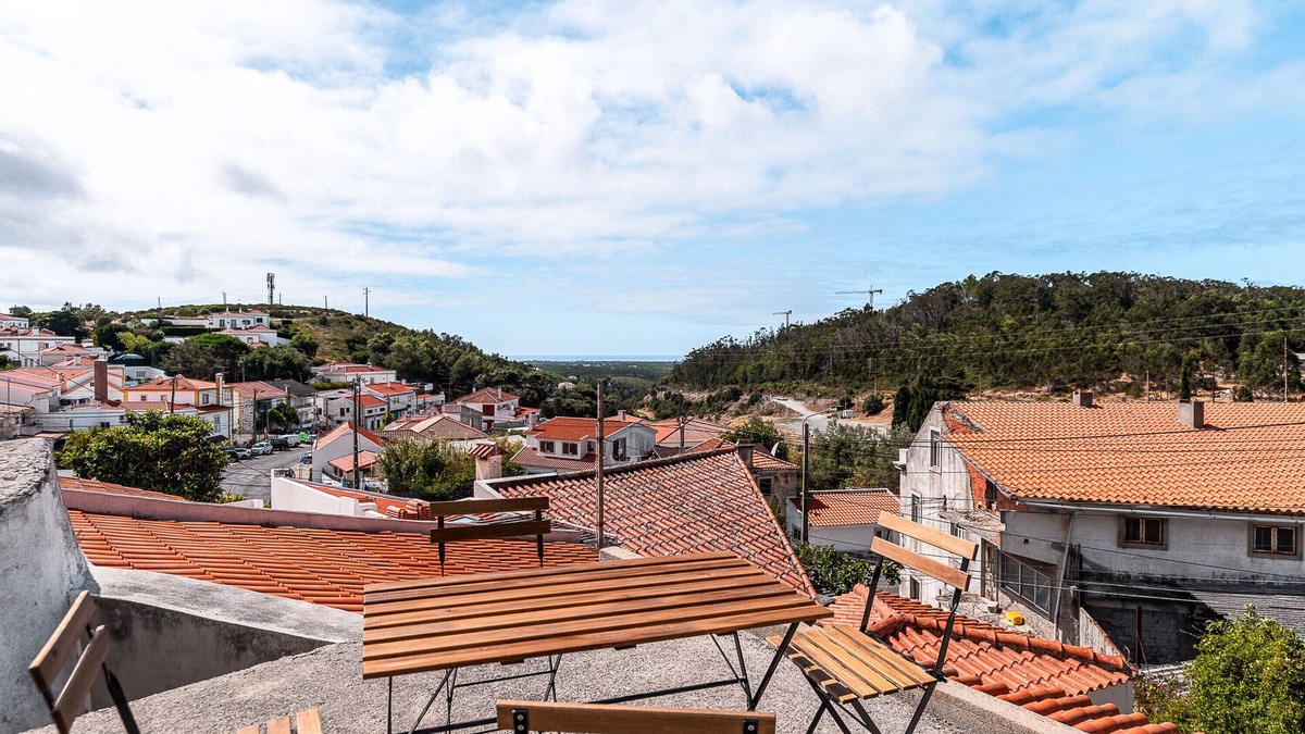 Malveira da Serra House | Holiday Home 'Between Mountain and Sea' with Mountain View, Private Terrace and Wi-Fi