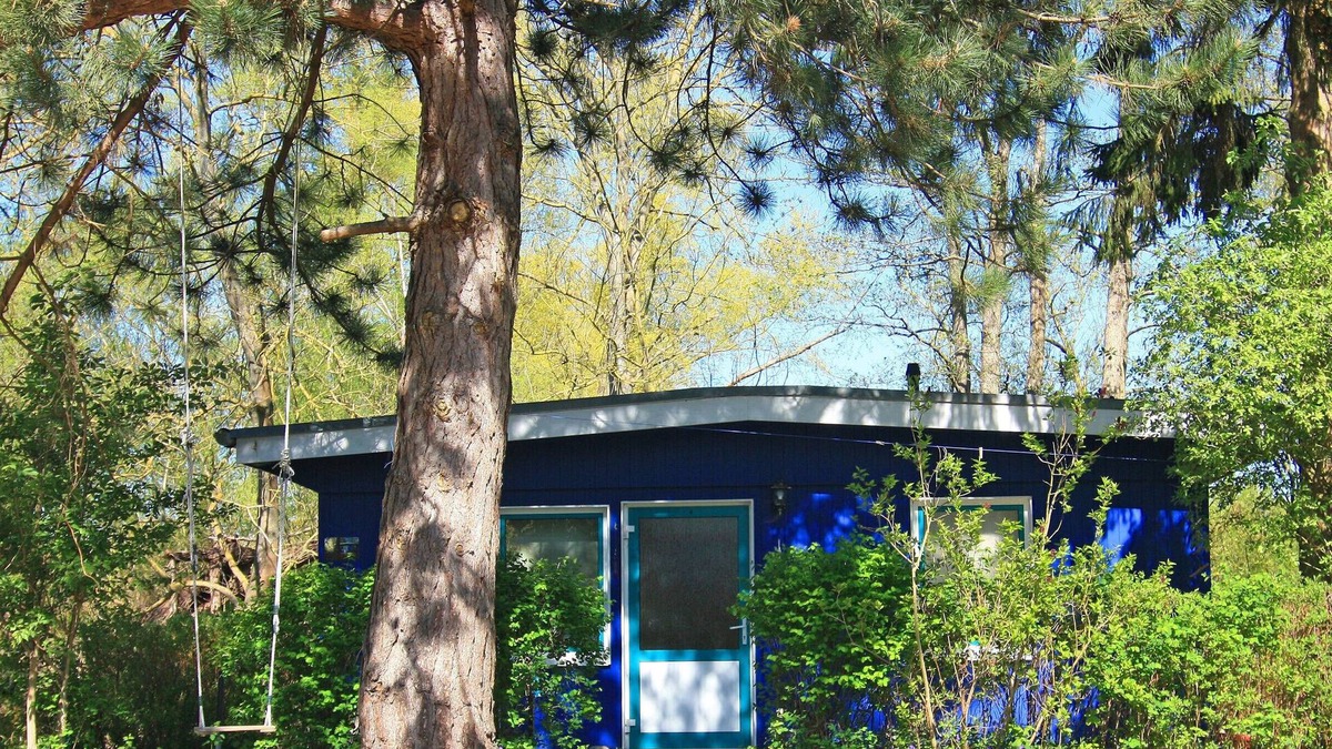 Klein Labenz House | Holiday Home 'Blauer Bungalow Am See' with Lake View, Private Terrace and Wi-Fi