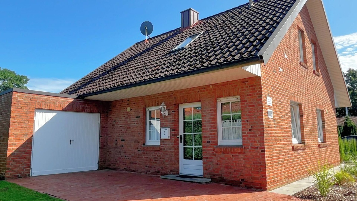 Haseluenne House | Holiday Home by the Lake with Garden and Terrace