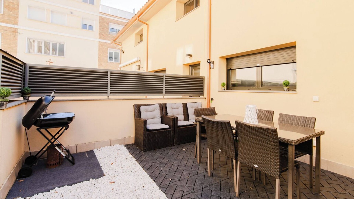 Cercs House | Holiday Home 'Ca Baells' with Private Terrace and Wi-Fi