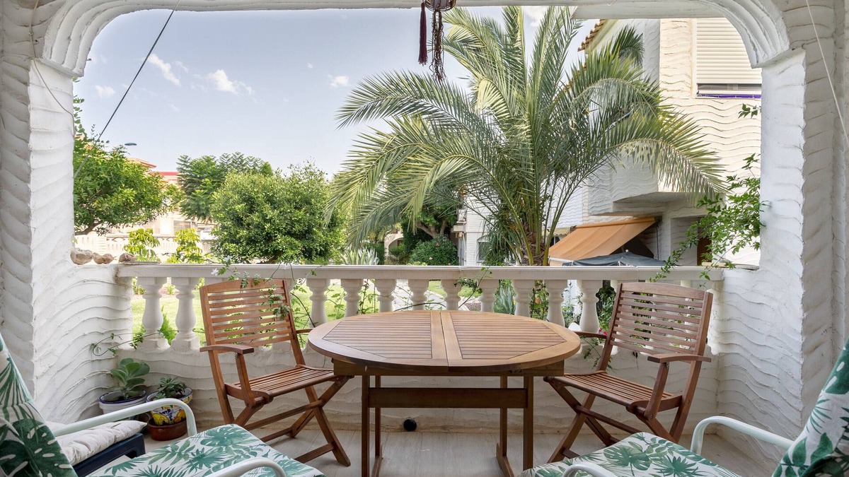 Los Arenales del Sol House | Holiday Home 'Casa en la playa con piscinas A' with Shared Pool, Garden and Air Conditioning