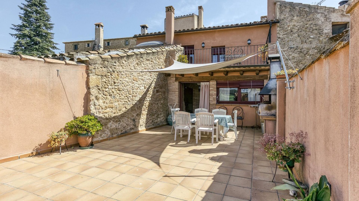 Orriols House | Holiday Home 'Ca La Maria' with Mountain Views, Private Terrace and Wi-Fi