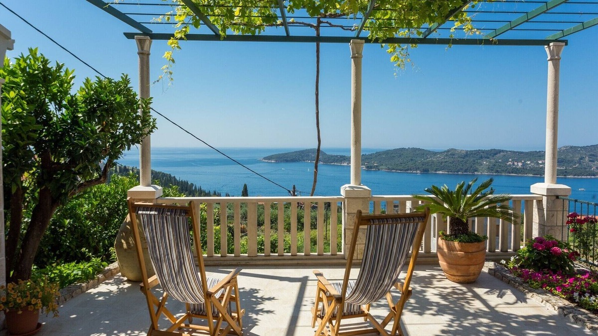 Orasac House | Holiday Home-Casa Anka - Three-Bedroom Holiday Home with Terrace and Sea View