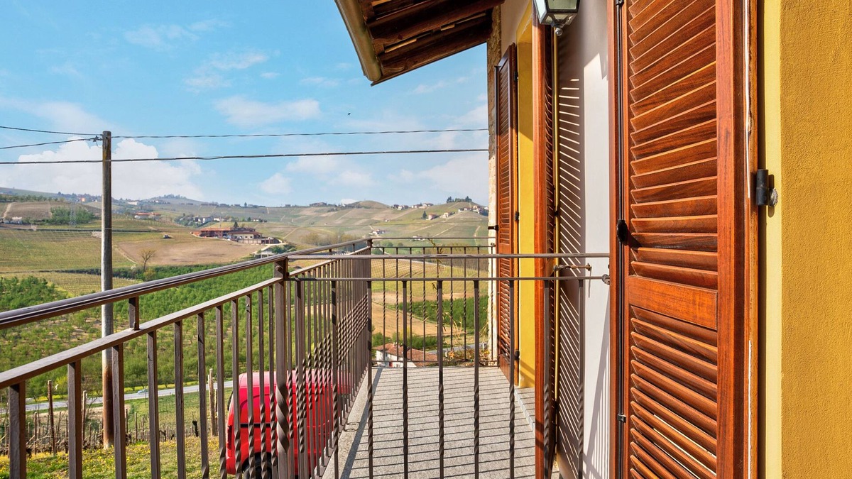 Neive House | Holiday Home 'Casa Antichi Poderi dei Gallina' with Private Terrace