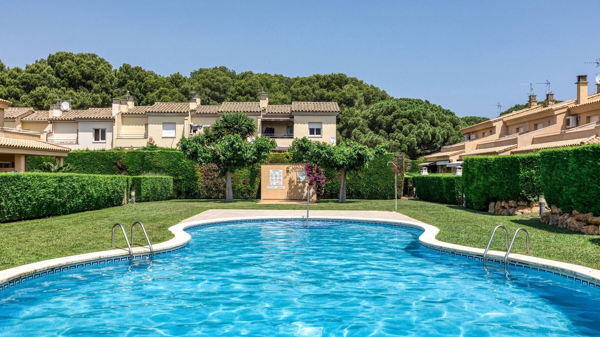 L'Escala House | Holiday Home 'Casa Con Piscina' with Mountain View, Wi-Fi and Air Conditioning