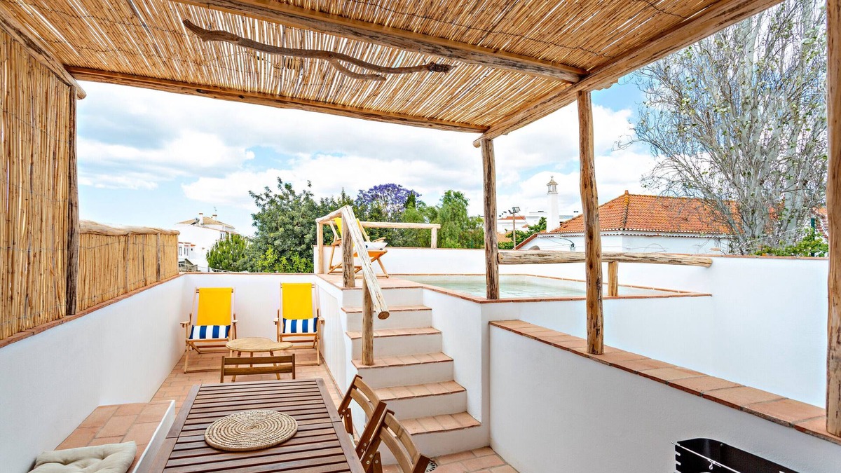 Santa Luzia House | Holiday Home 'Casa Dos Avos' with Private Pool, Wi-Fi and Air Conditioning