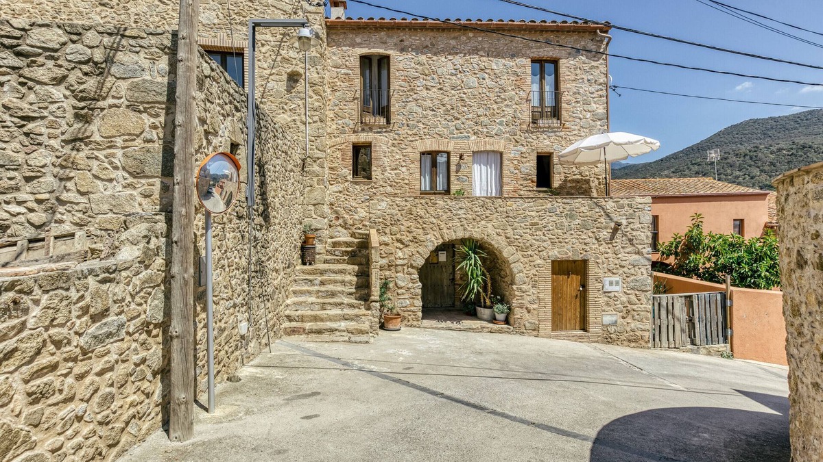 Cantallops House | Holiday Home 'Casa De Pueblo' with Mountain View, Private Terrace and Wi-Fi