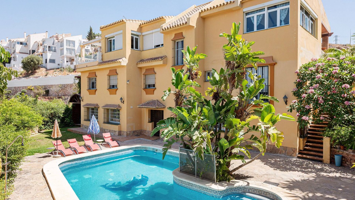 El Candado Villa | Holiday Home 'Casa Del Golf - 10 Minutes on Foot' with Mountain View, Private Pool and Wi-Fi