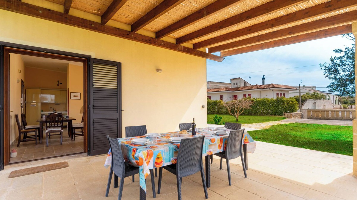 Castiglione d'Otranto House | Holiday Home 'Casa Del Sol' with Private Terrace, Wi-Fi and Air Conditioning