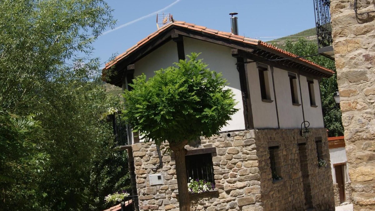 San Roman de Cameros House | Holiday Home 'Casa Del Tio Conejo' with Mountain View, Shared Pool and Wi-Fi