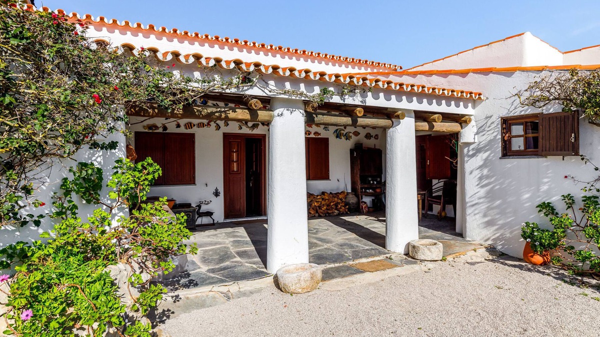 Azoia House | Holiday Home 'Casa Do Mar' with Sea View, Private Pool and Wi-Fi