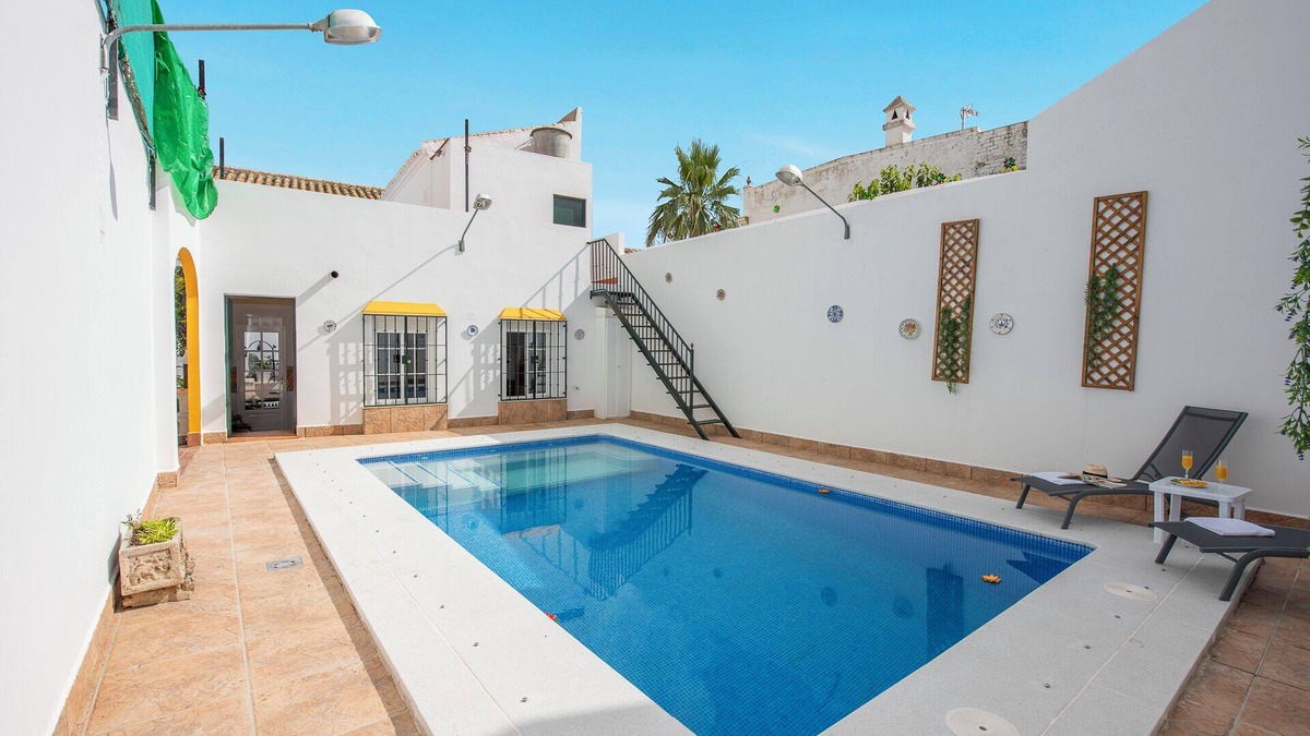 La Lantejuela House | Holiday Home 'Casa Rural Berraquero' with Pool, Terrace & Wi-Fi