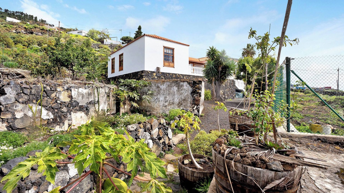 Los Quemados House | Holiday Home "Casa 1700 Los Quemados" with Sea View, Wi-Fi, Garden & Terrace