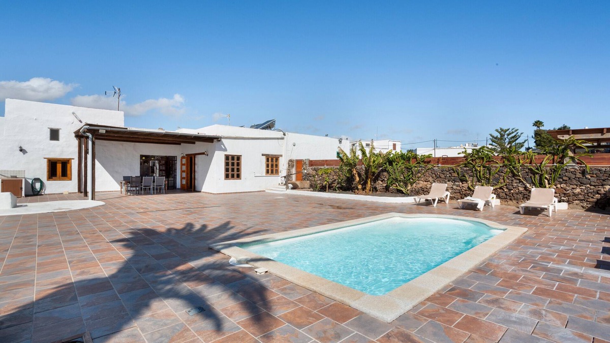 Guatiza House | Holiday Home 'Casa La Caldereta' with Mountain Views, Private Pool and Wi-Fi