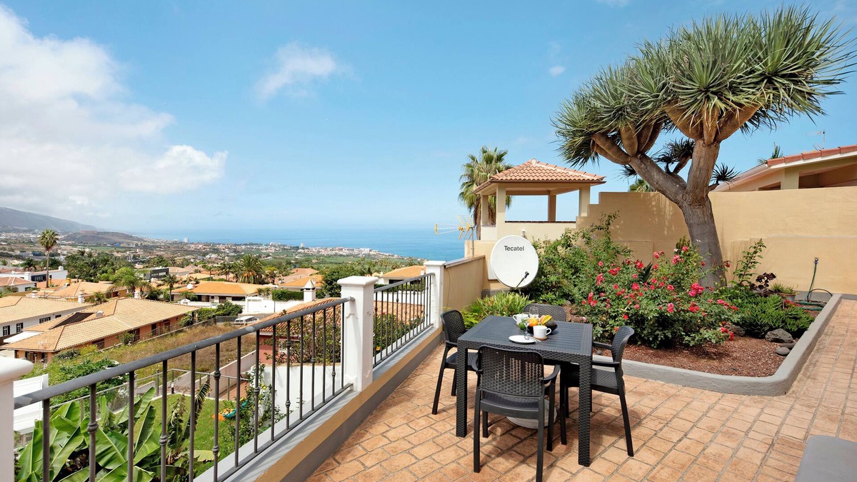 Las Cuevas House | Holiday Home Casa Luz de Luna with Sea View, Terrace & Wi-Fi