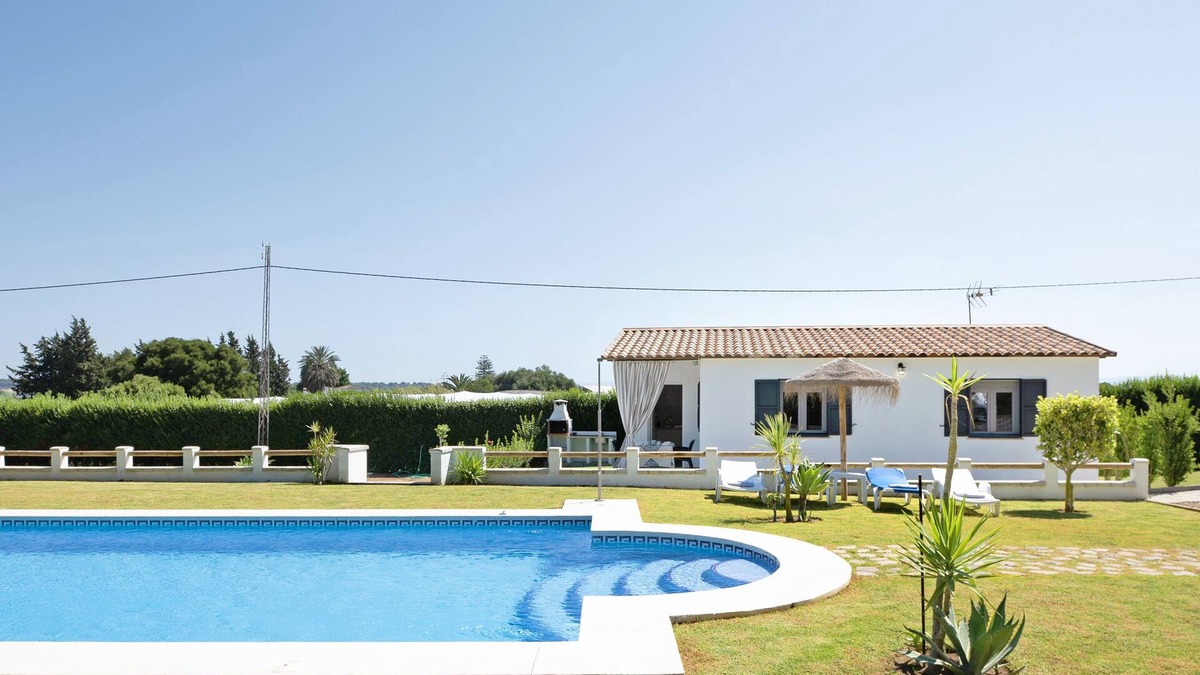 Brena y Marismas de Barbate Natural Park House | Holiday Home "Casa Maria Marta" with Shared Pool & A/C