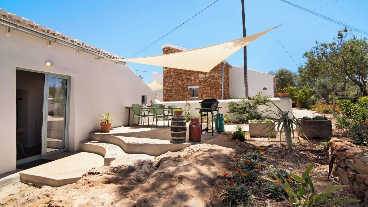 Moncarapacho e Fuseta House | Holiday Home Casa Burro with Mountain View, Shared Pool, Garden & Wi-Fi