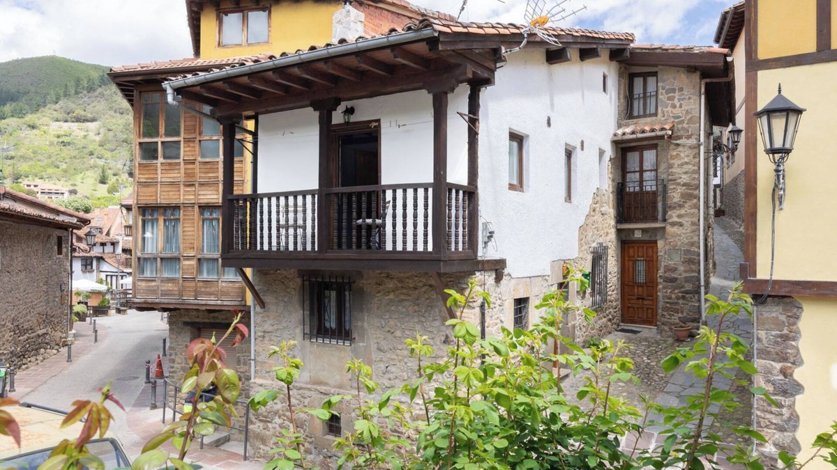 Potes House | Holiday Home 'Casa Raymonde' with Mountain View, Balcony and Wi-Fi