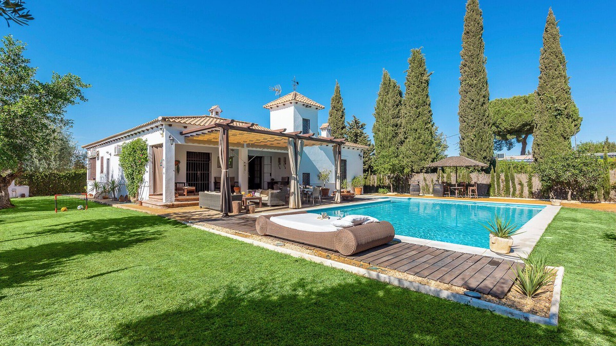 Marchena House | Holiday Home "Casa Rural La Teja" with Pool, Garden & Wi-Fi