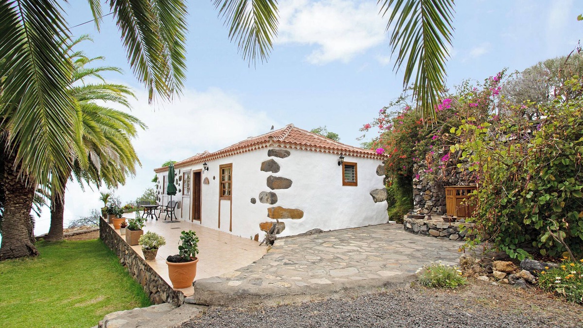 Arecida House | Holiday Home 'Casa Rural Ciso' with Sea View, Private Garden and Wi-Fi