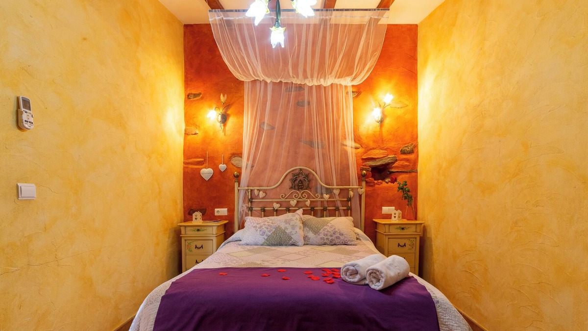 Laroya House | Holiday Home 'Casa Rural Jaraiz Vip' with Mountain View, Shared Pool and Wi-Fi