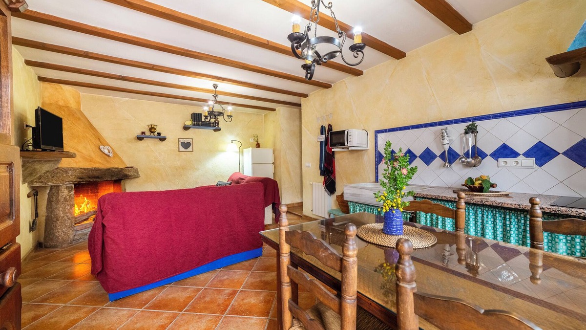 Laroya House | Holiday Home 'Casa Rural Padre Ramon' with Mountain View, Shared Pool and Wi-Fi